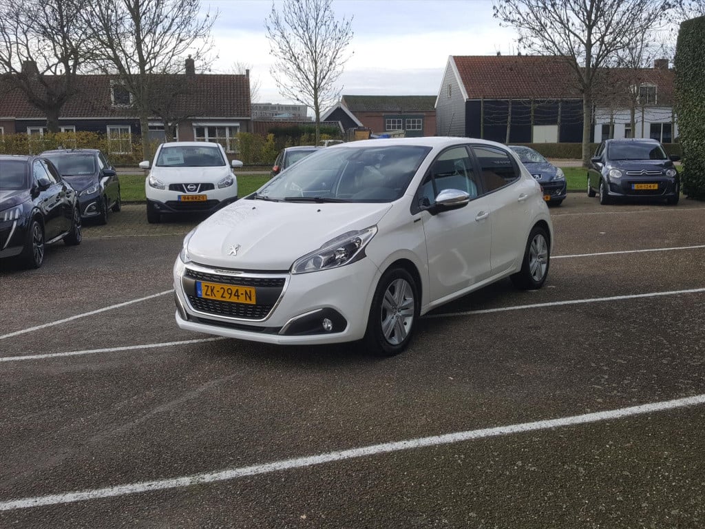 Peugeot 208 1.2 puretech 82pk signature navigatie | cruise control | airco 