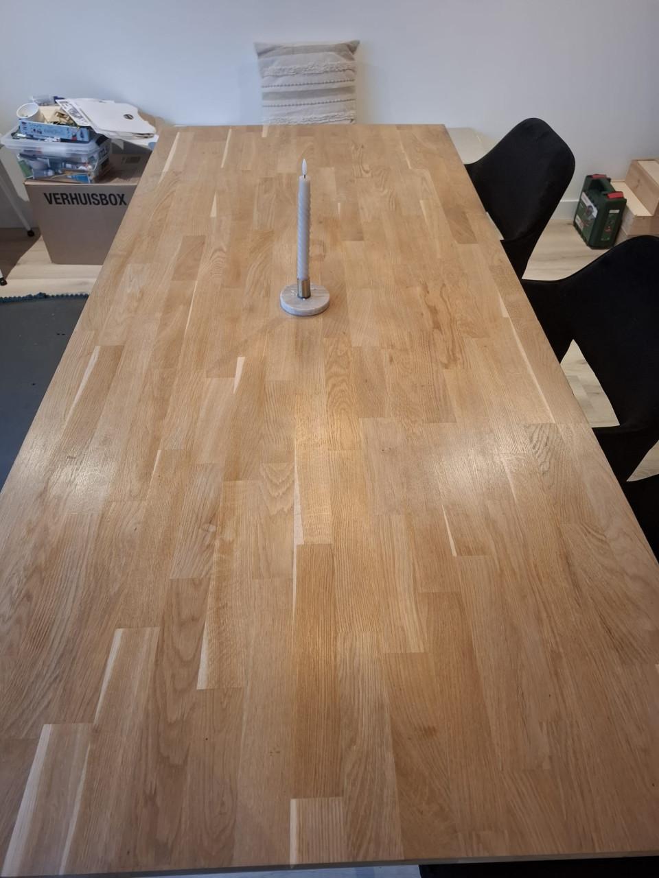 Eettafel eiken met zwarte stalen poot