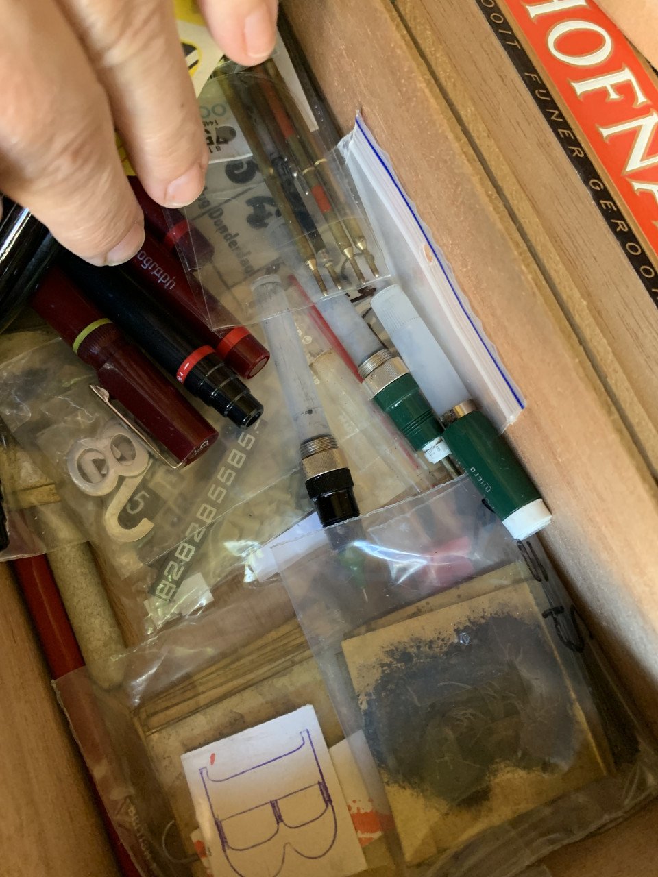Te koop 2 sigarendoosjes met diverse inhoud