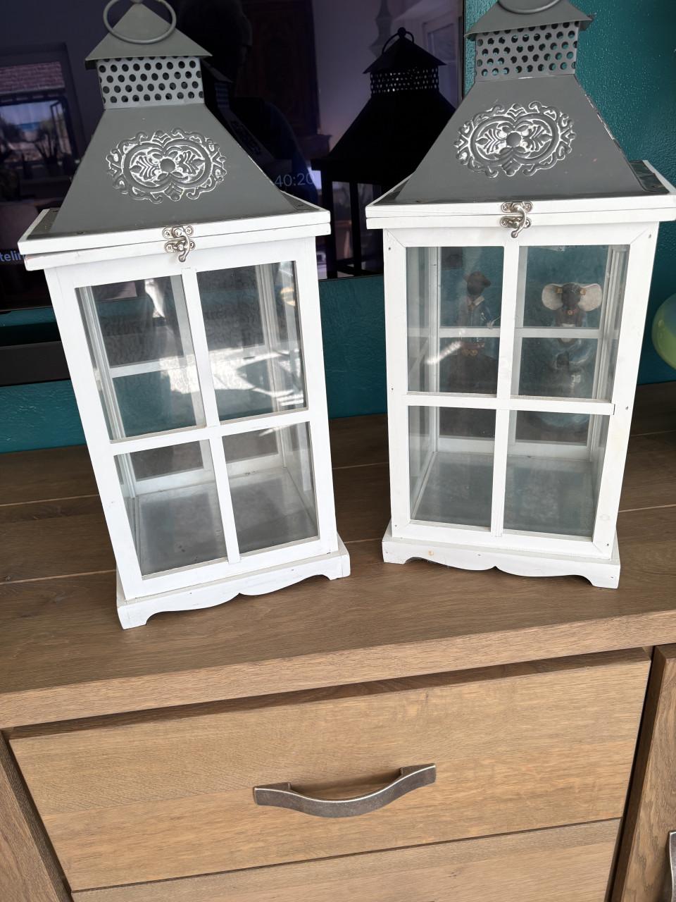 2 grote lantaarns af 52 hoog 20 breed igst  20,-- per 2