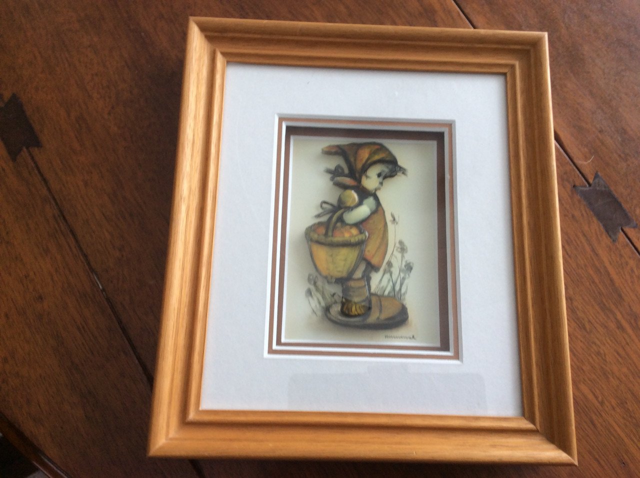 2 Houten lijstjes met 3-dimensionale afbeelding van een Hummeltje.