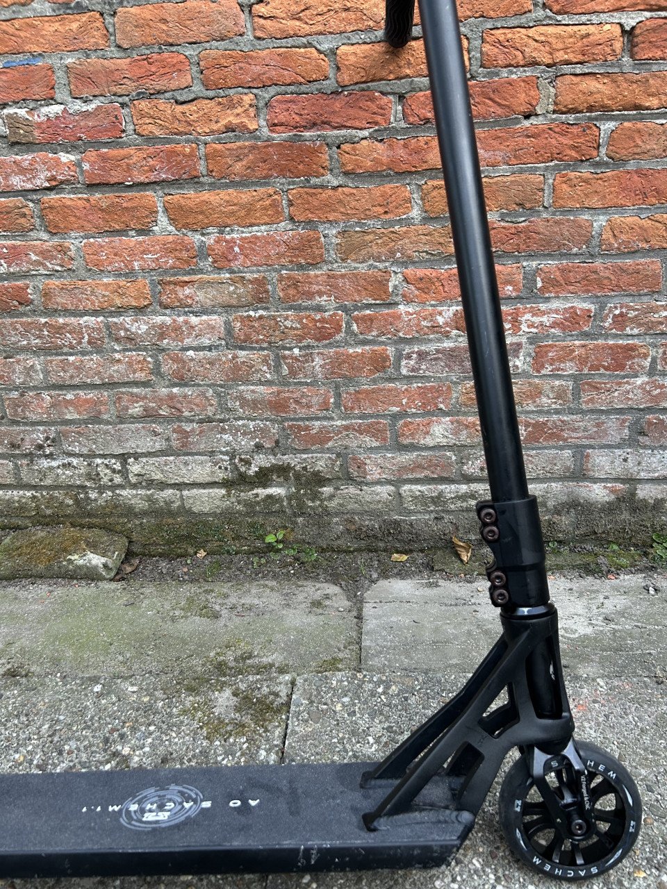 AO Sachem 1.1 stuntstep zwart