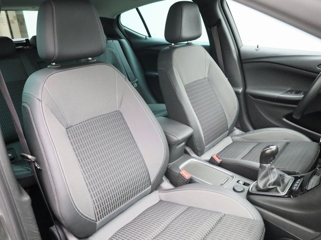 Opel Astra 1.2 edition | lmv | parkeer sensoren | climate control | dab | s
