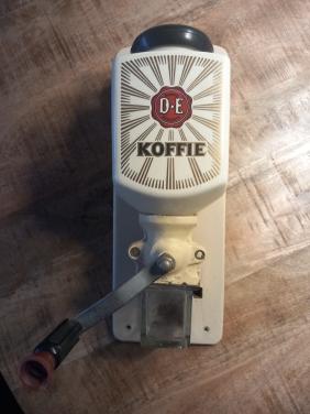 Douwe egberts gebruikte wand koffiemolen volledig authentiek met afdekhoes