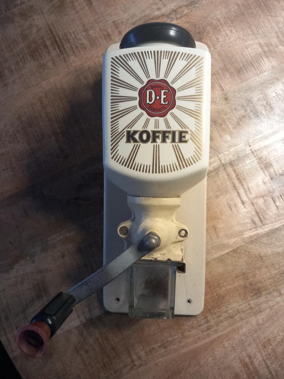 Douwe egberts gebruikte wand koffiemolen volledig authentiek met afdekhoes