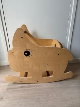 Hobbelpaard (neushoorn) van Done by Deer