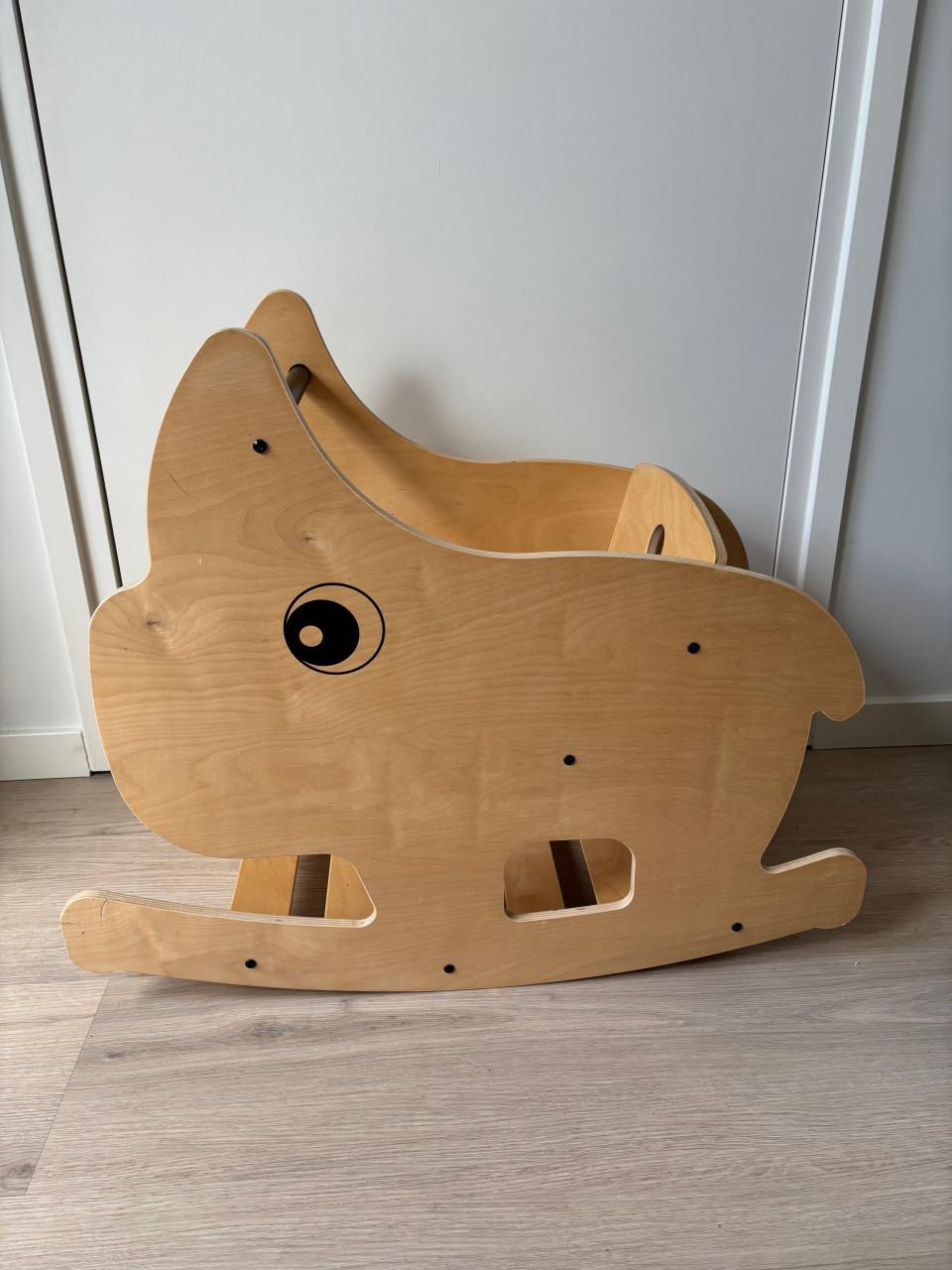 Hobbelpaard (neushoorn) van Done by Deer