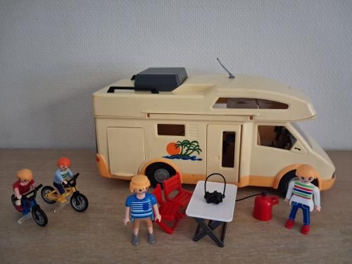 Playmobil camper met inrichting binnen en buitensetnr 3647