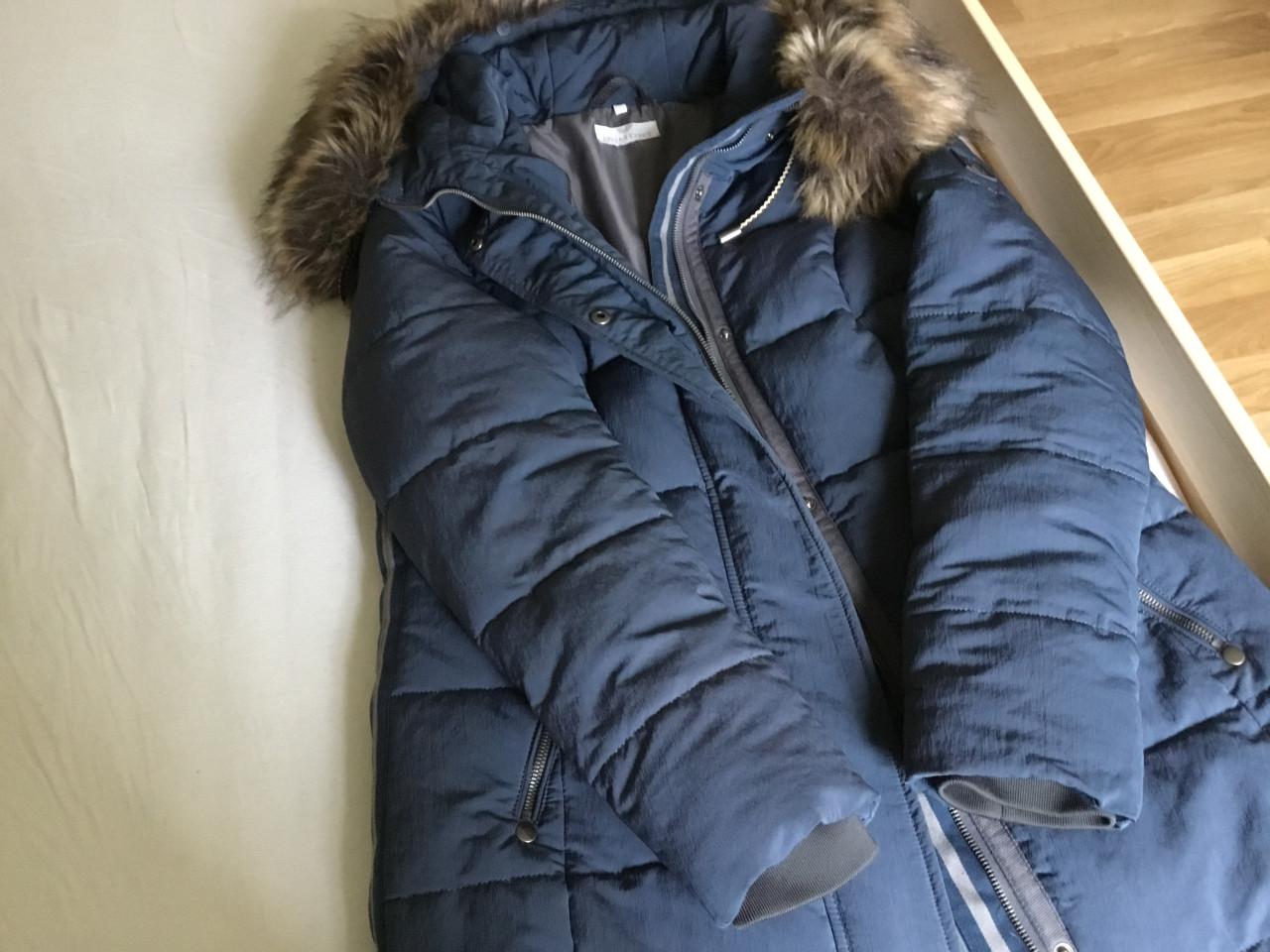 Dames winterjas met capuchon.  Maat 40.