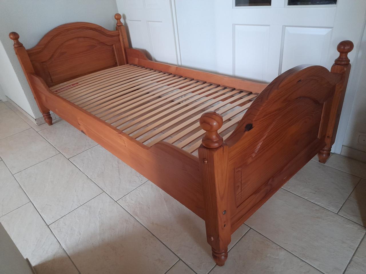 Massief houten bed 90 x 200 ( in goede staat )