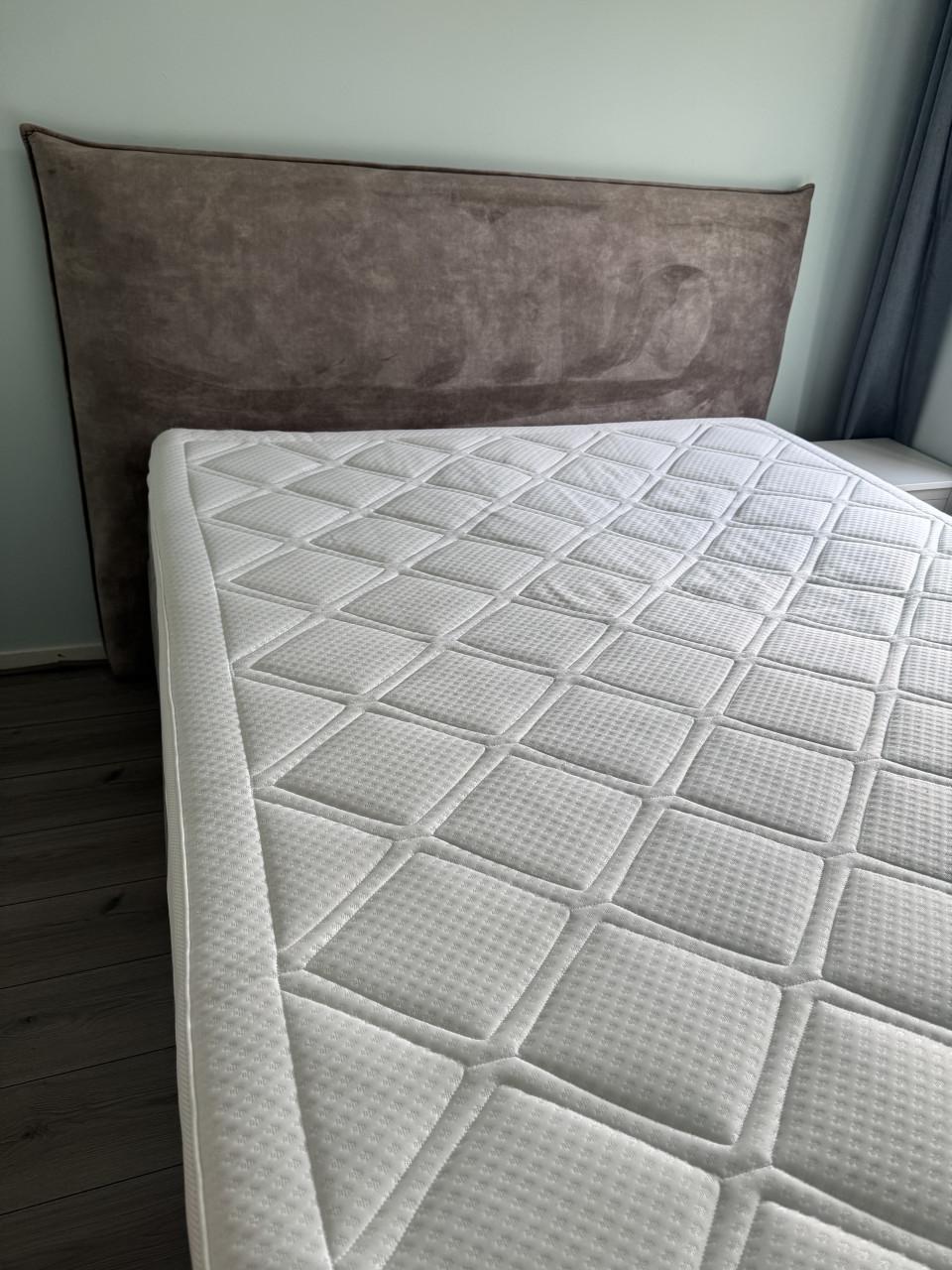 Luxe Liver Breeze Boxspring (160x200) + Karlsson donzen dekbed- nieuwstaat