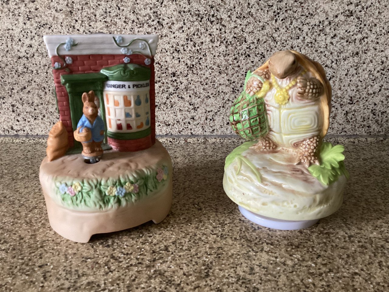 2x Beatrix Potter.    Mr. Alderman Ptolemy.   Muziekdoosje.