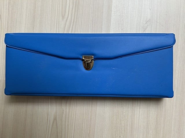 Map met breinaalden.