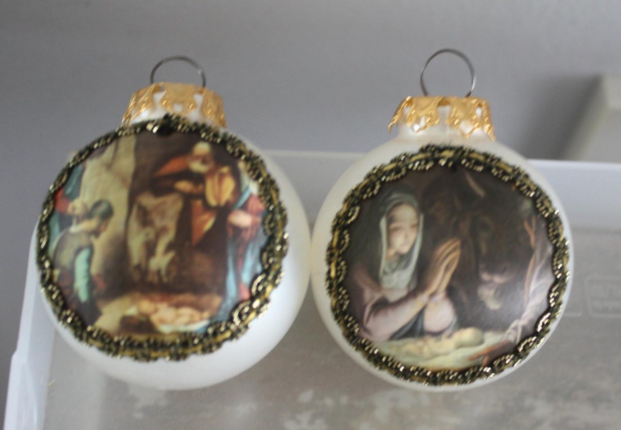 Set van glazen kerst bal met kristelijke afbeelding