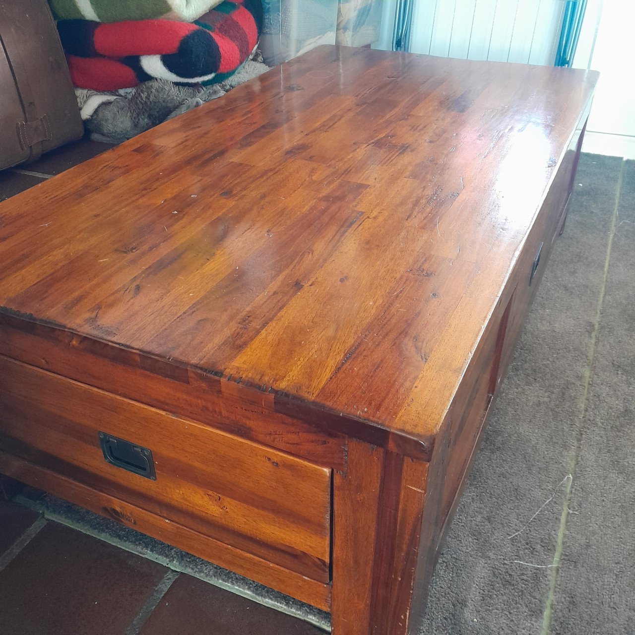 Eettafel met bijbehorende salontafel en 2 kasten