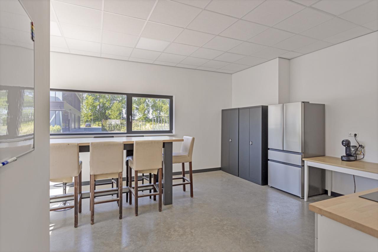 Stellingen, werkbanken, kasten, bartafel met krukken en koelkast