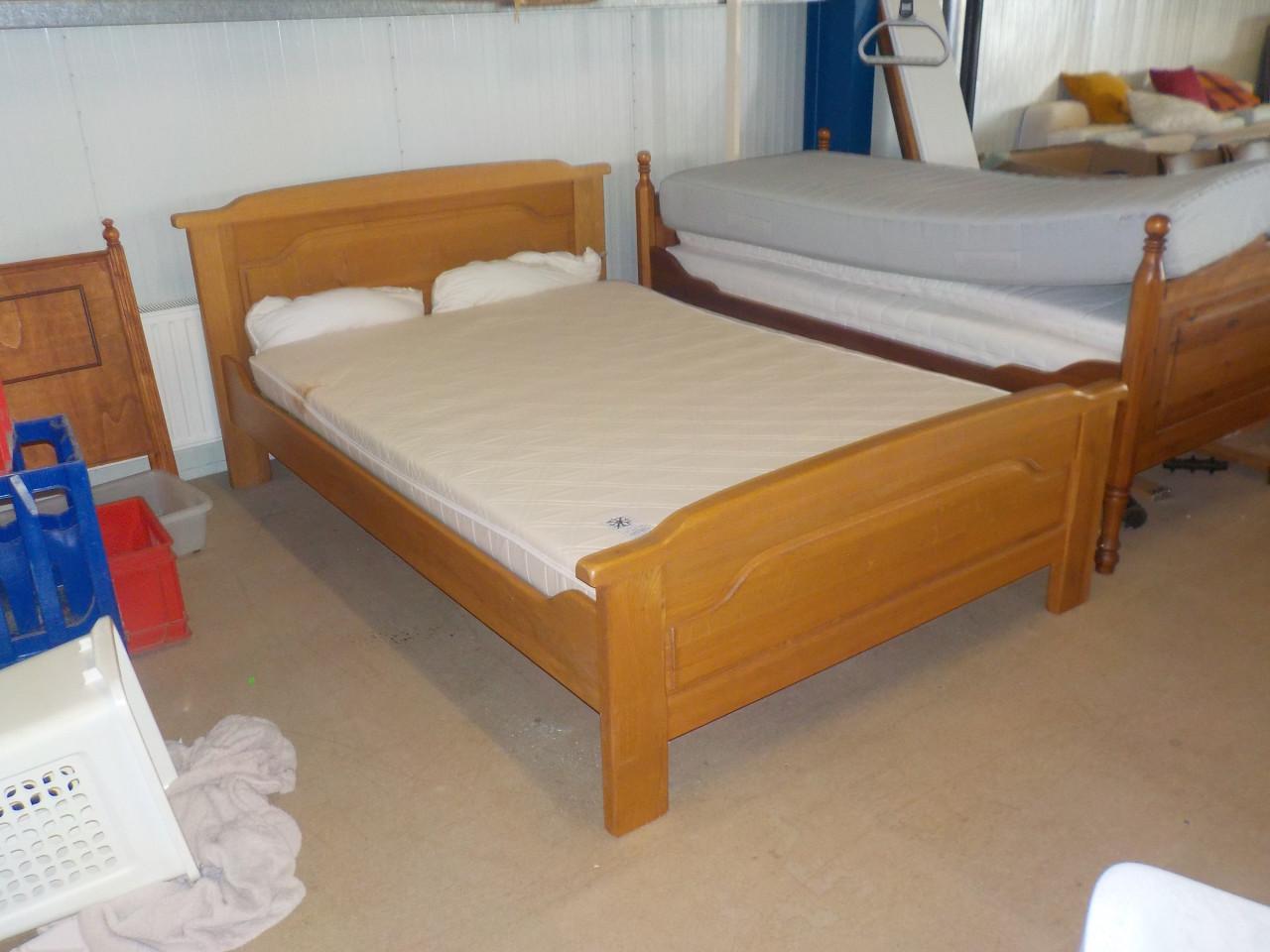 Massief eiken blank ledkant 140 x 210 cm met 2 lattenbodems zonder matras