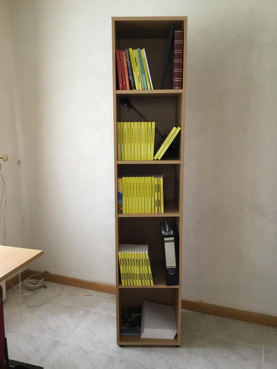 Smalle hoge boekenkast