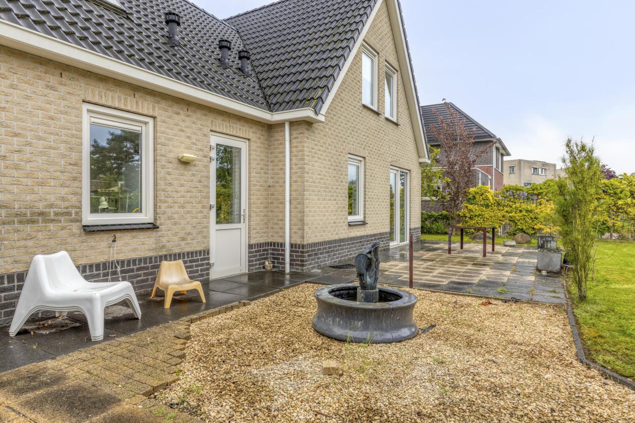 Vrijstaand huis met 5 slaapkamers, waarvan 1 + badkamer op de begane grond