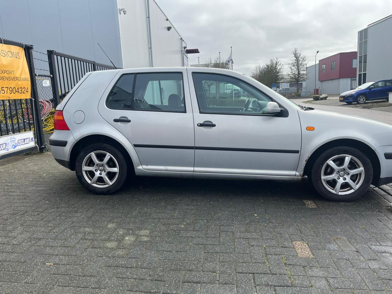 Volkswagen Golf 1.6 Trendline AUTOMAAT, dakraam, trekhaak, goed onderhouden