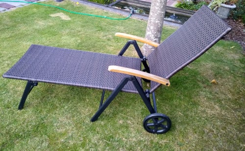 Ligbed tuin. Gevlochten rotan, verrijdbaar.