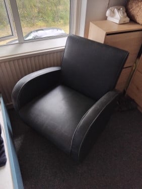 Donkerblauwe stoel