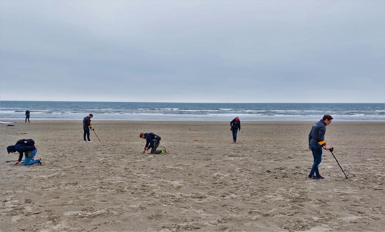 Metaaldetector activiteiten op strand