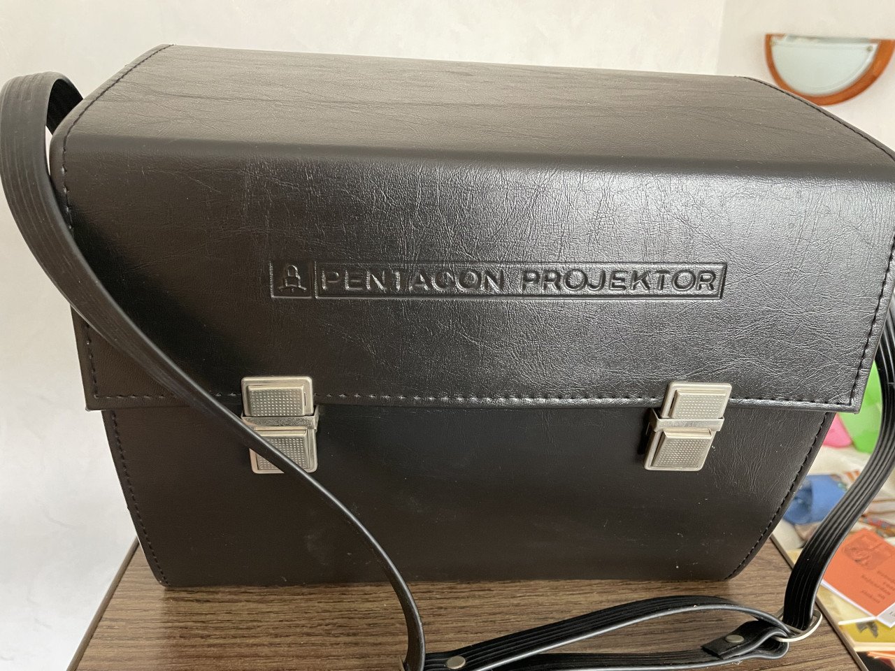 Pentacon 100 diaprojector met tas en tafel