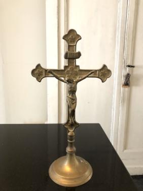 Mooie brocante heilige messing crucifix op voet