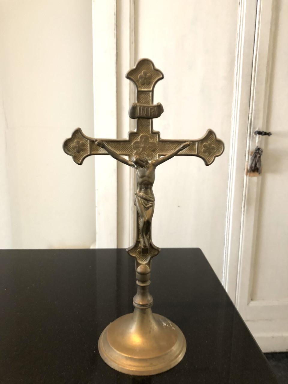 Mooie brocante heilige messing crucifix op voet