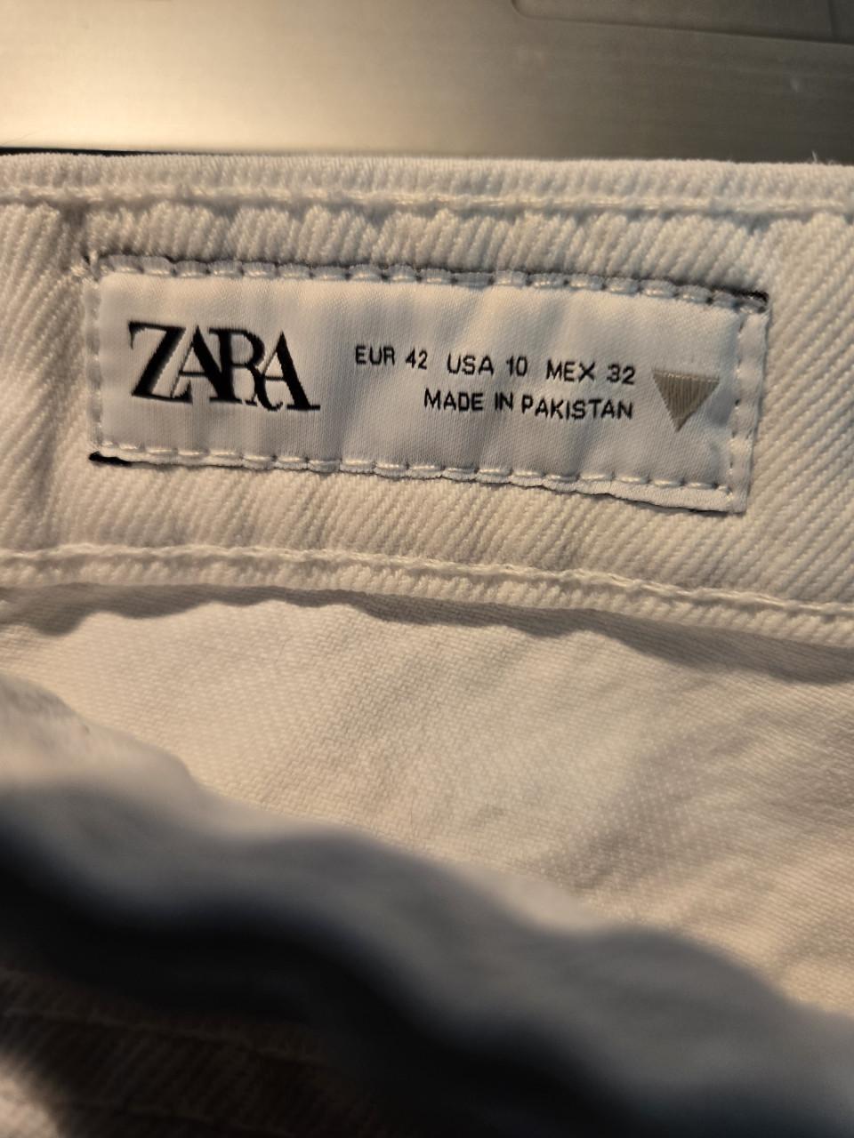 Witte Zara jeans Maat 42 recht model en is gemaakt van stevige denim.