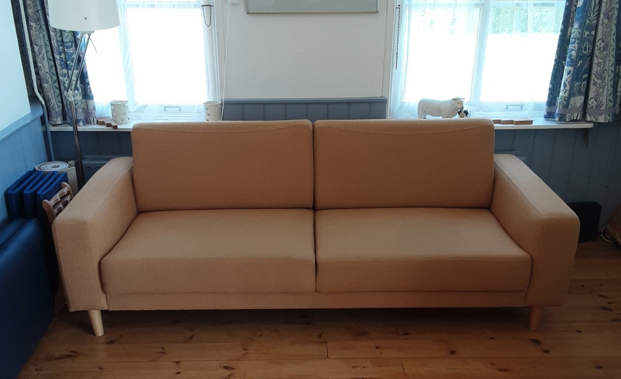 Bank, mosterdgeel, gratis af te halen in Serooskerke (Walcheren)