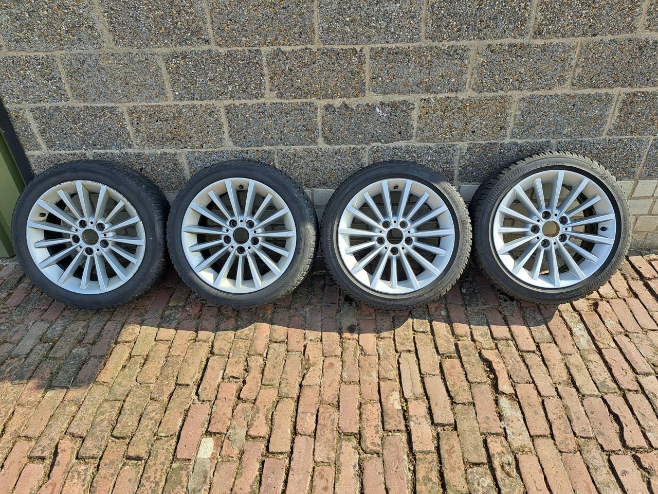 Set 4 winterbanden op originele lichtmetalen BMW velgen