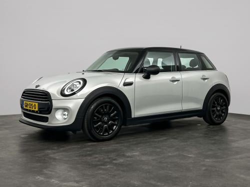 Mini Cooper 5 deurs in zeer nette staat in de kleur white-silver metalic