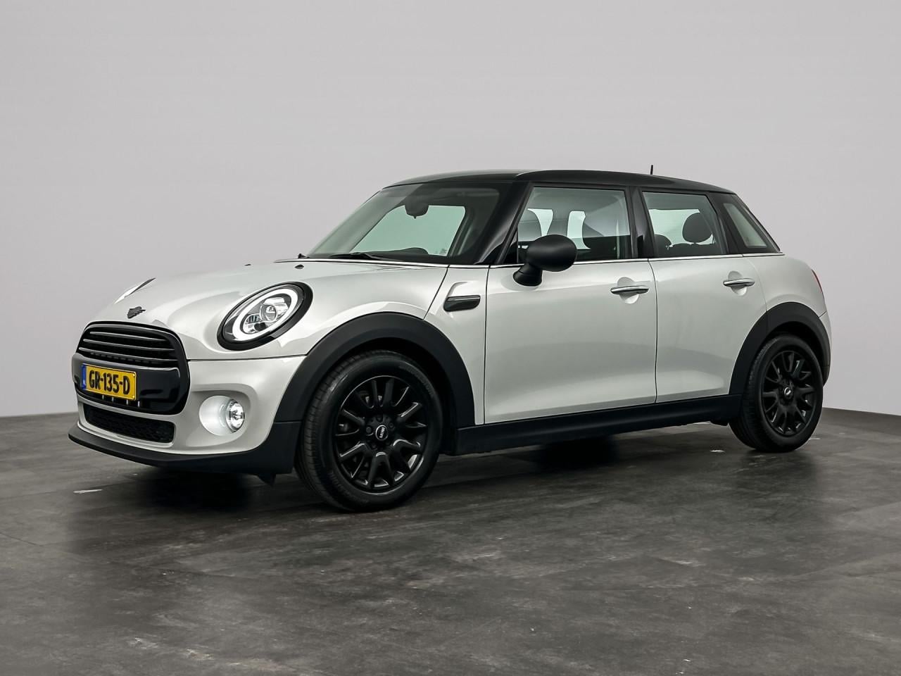 Mini Cooper 5 deurs in zeer nette staat in de kleur white-silver metalic