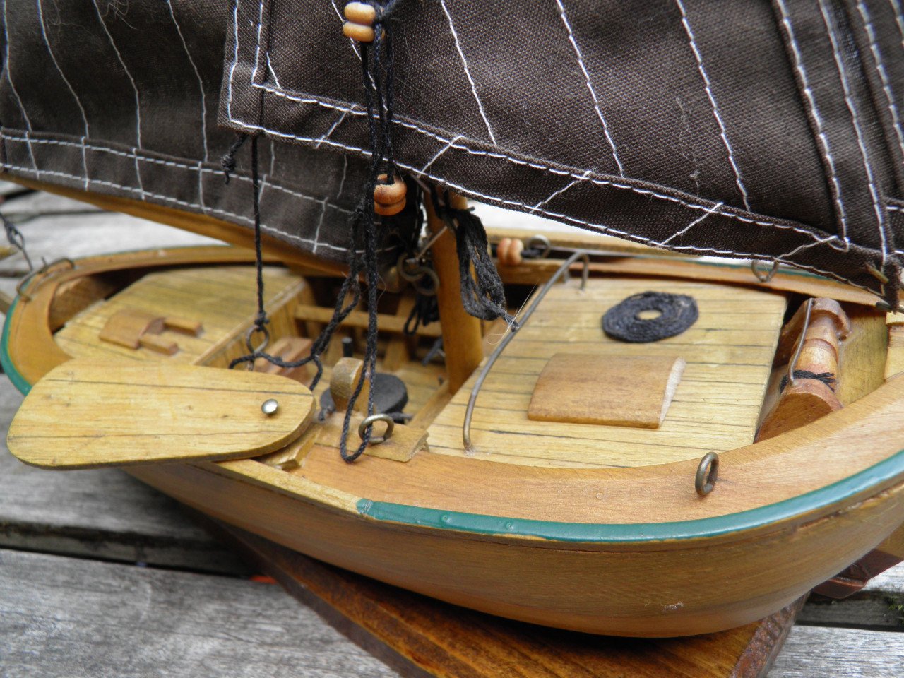Bootje ongeveer 30 bij 30 cm hout
