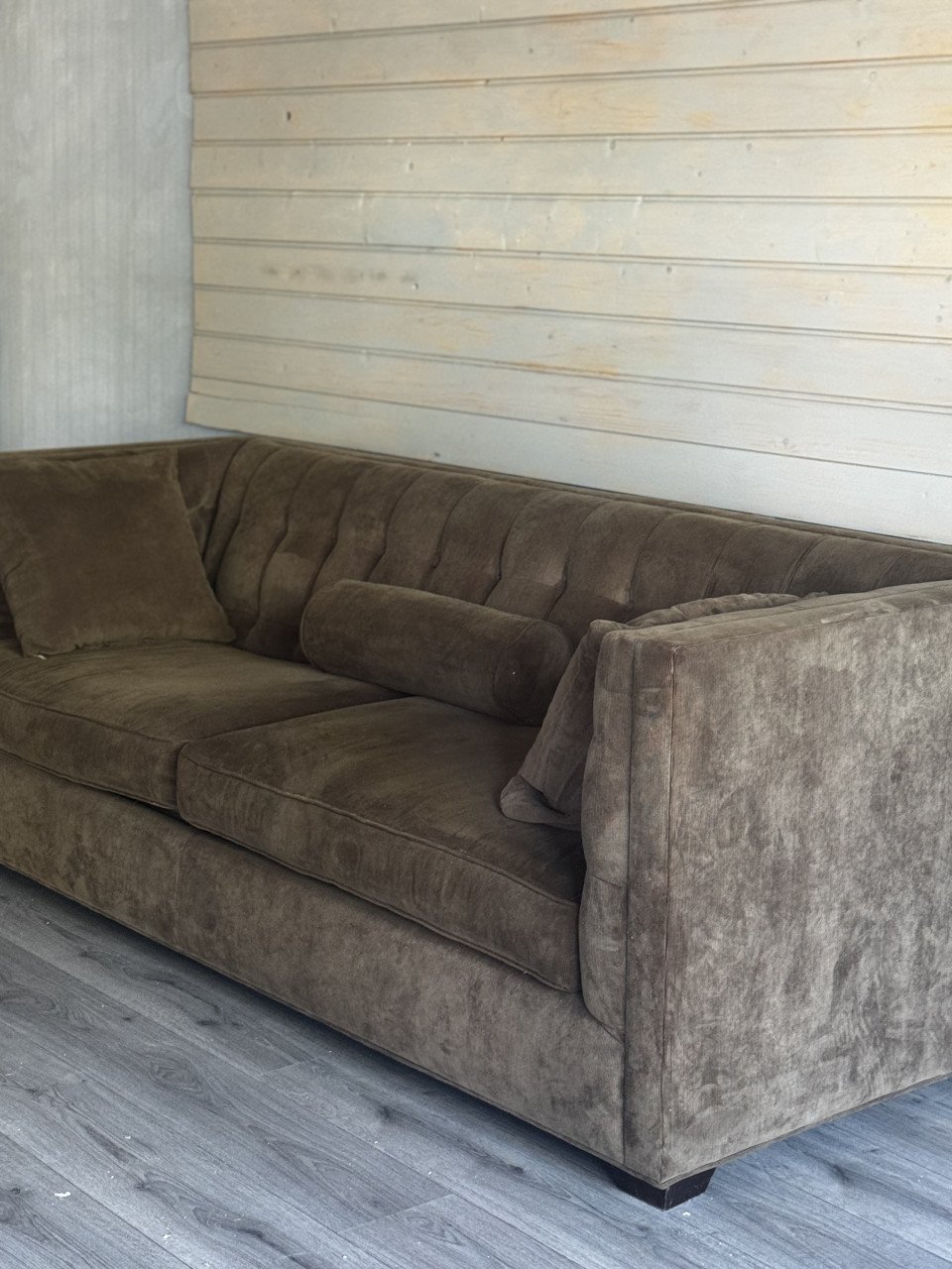 Chique bruine ribfluwelen bank
