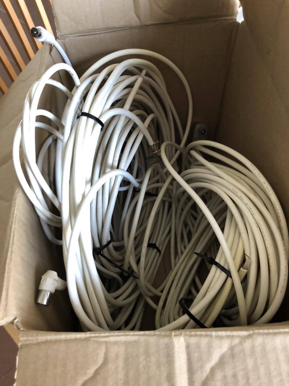 Te koop doos vol T.V. kabel.(z.g.a.n.).