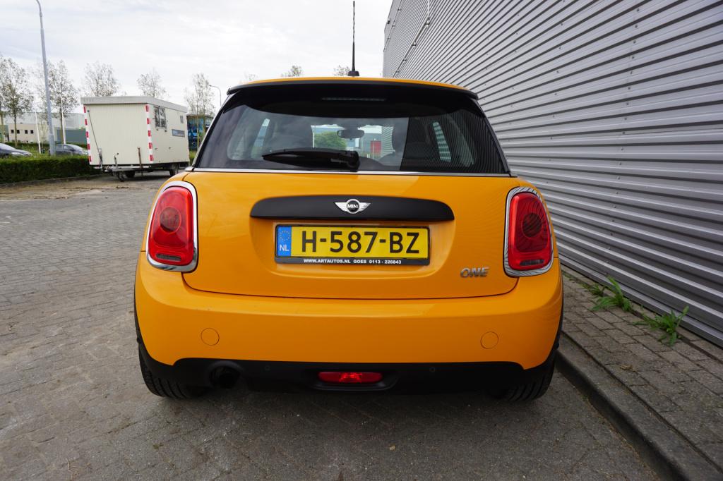 Mini 3-deurs 1.2 one airco / stoelverw. / bt / elektr. ramen / lm velgen