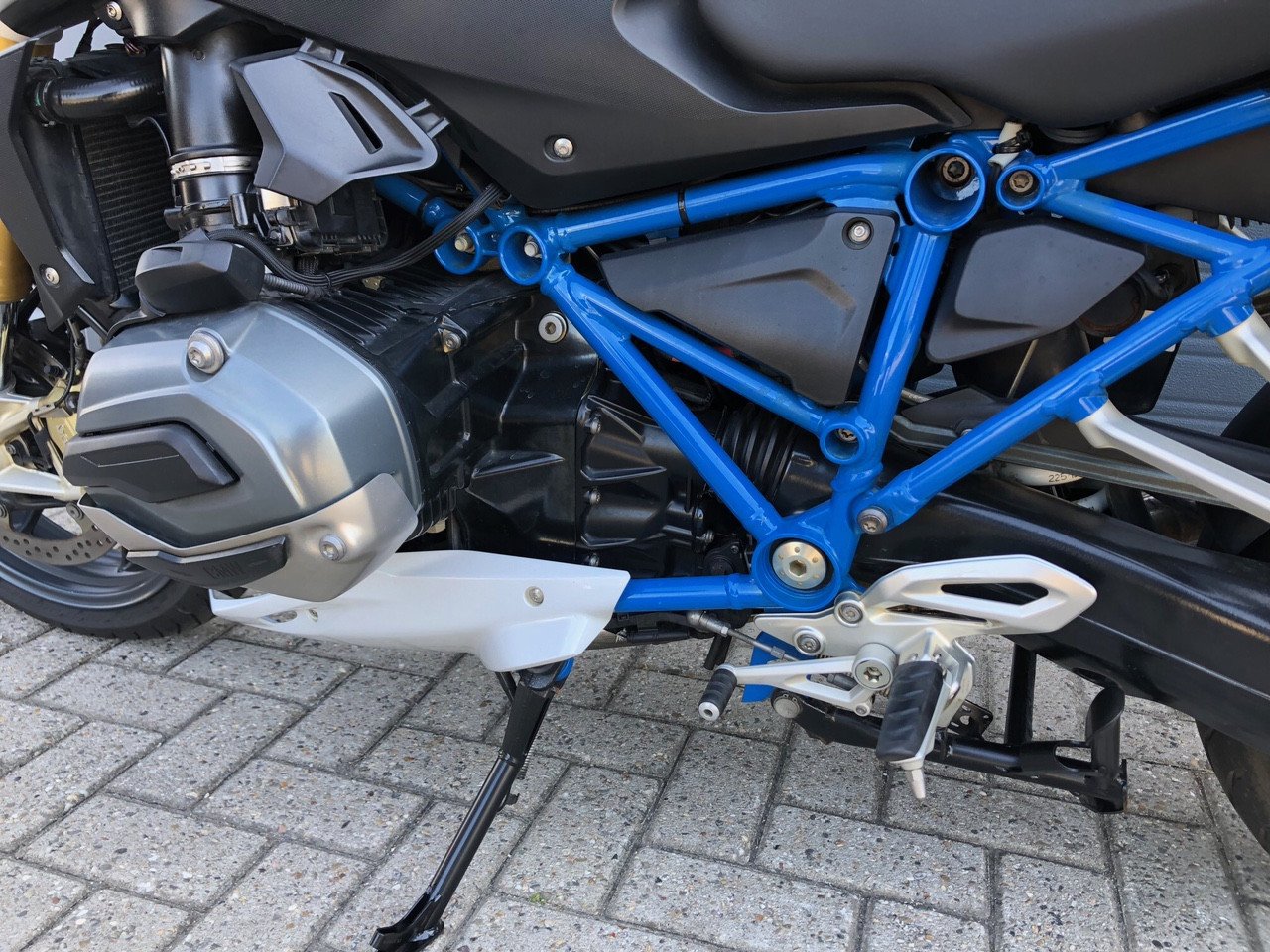 BMW R1200R LC uit 2017 met 65 dkm, full-option, kofferset, etc €8995,-