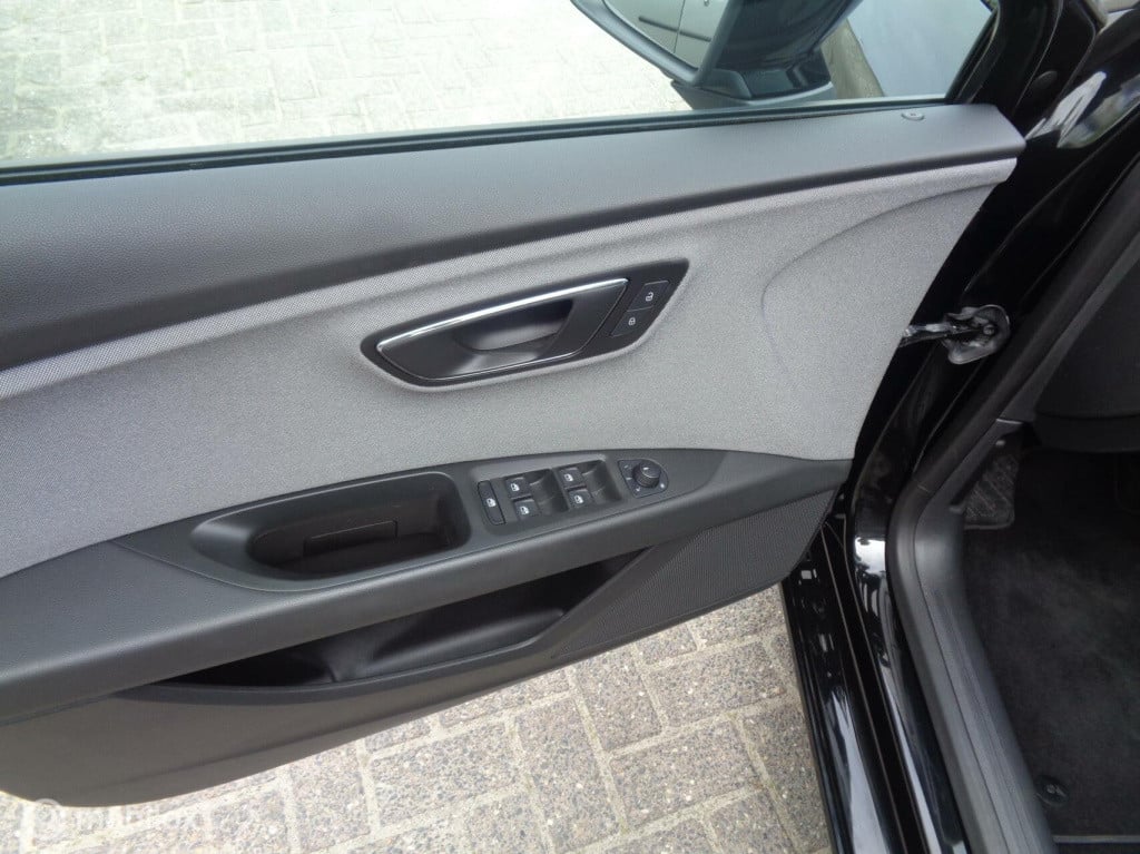 Seat Leon Sportstourer st 1.0 ecotsi style business/airco/led/pdc/automaat 