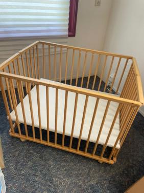 Inklapbare babybox met wieltjes