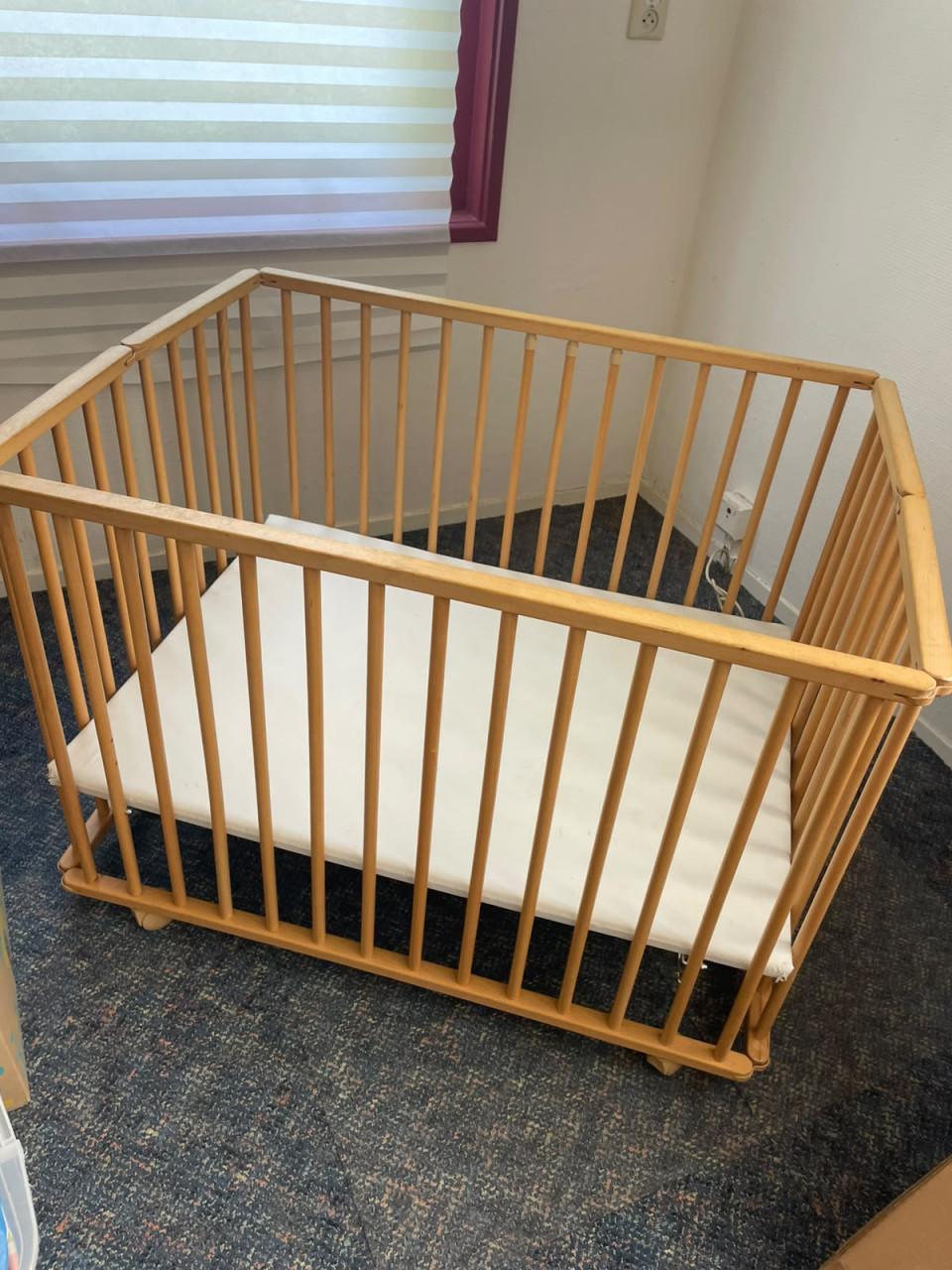 Inklapbare babybox met wieltjes
