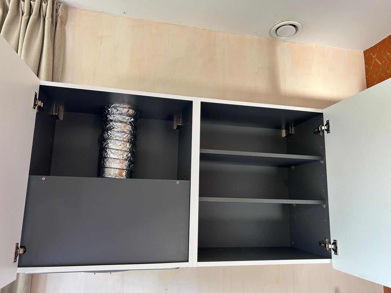 Compacte keuken met inbouw apparatuur en boiler
