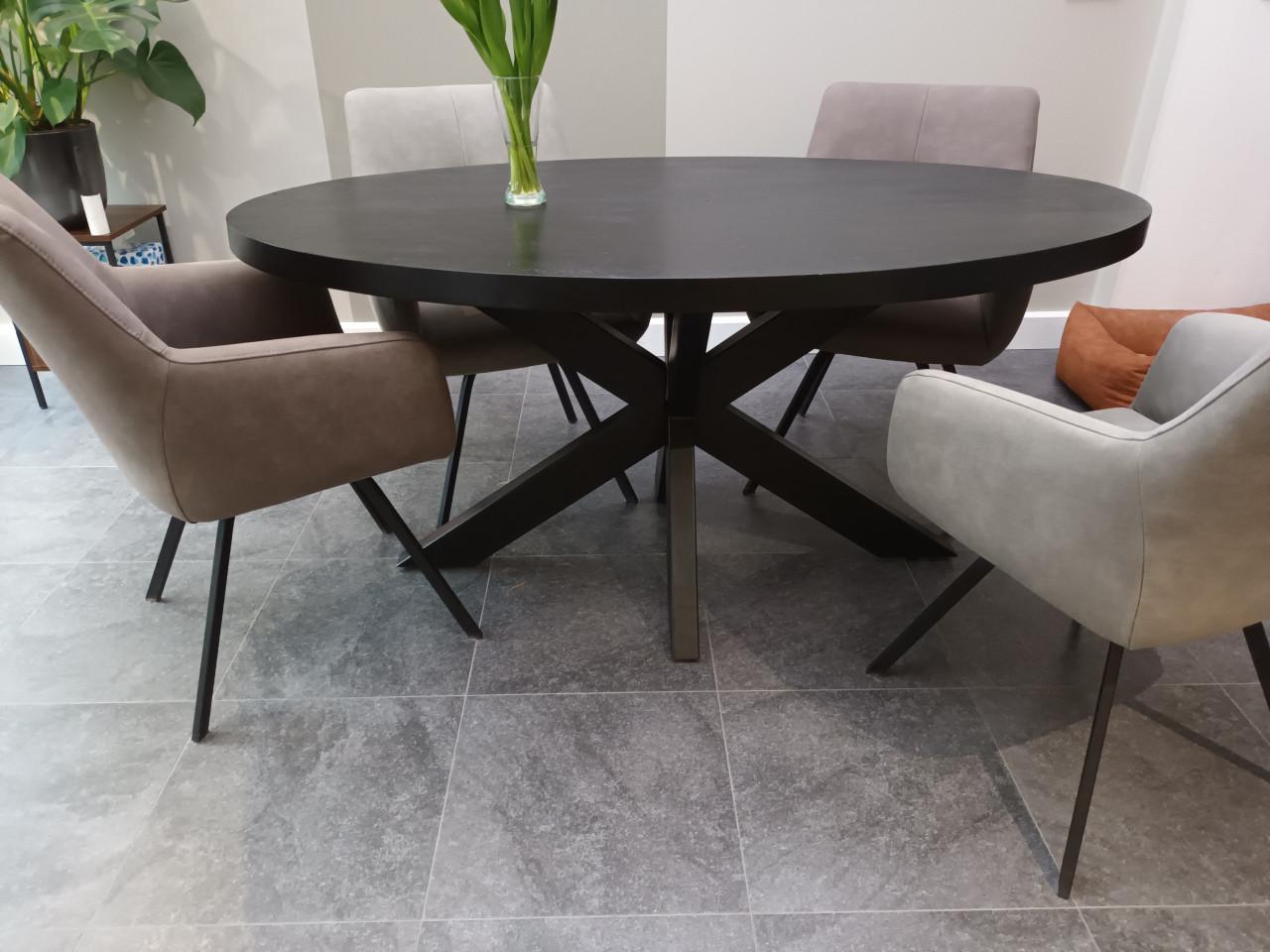 4 eetkamer stoelen met tafel
