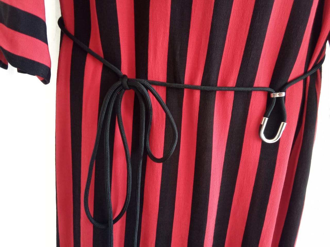 Prachtige jurk, rood met zwarte strepen. Merk Anna van Toor.  Maat 38