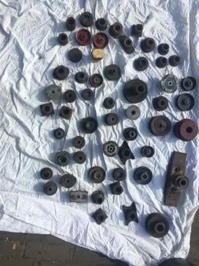 Diverse pullys en meshouders voor grasmaaiers in gebruikt staat