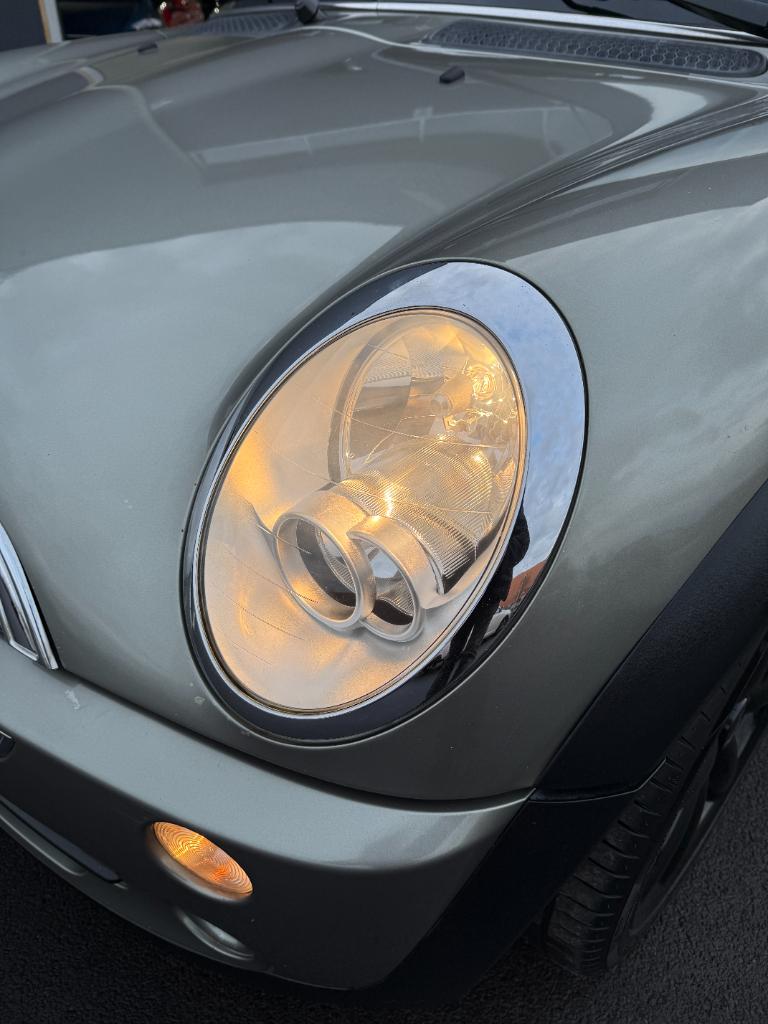 Mini Cooper Cabrio 1.6 - sidewalk