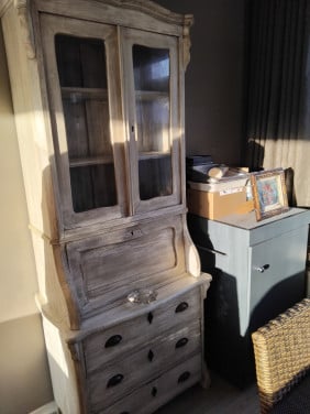 2 kleine  woonkamer kasten en 4 Hangleg kasten