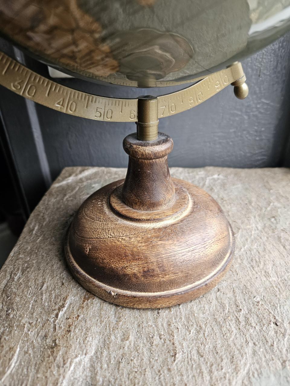 Heel mooie wereldbol met beige en grijze kaart op mango voet